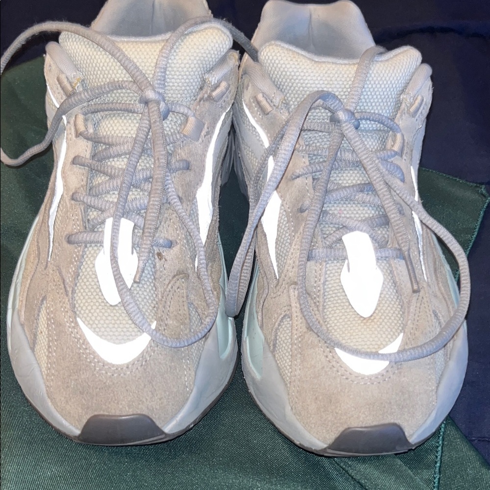 Yeezy Gray and White Athletic Shoes
No box 📦 I’ll get one for whoever buy them